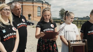 Młodzież zebrana podczas osadzenia figury