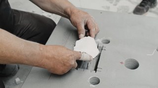 Wmurowanie fragmentu pomnika Lenina wmurowany u stóp Matki Bożej Łaskawej
